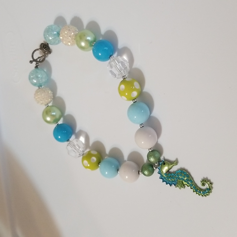 Summertime fun seahorse beaded choker style necklace. - Picture 5 of 6